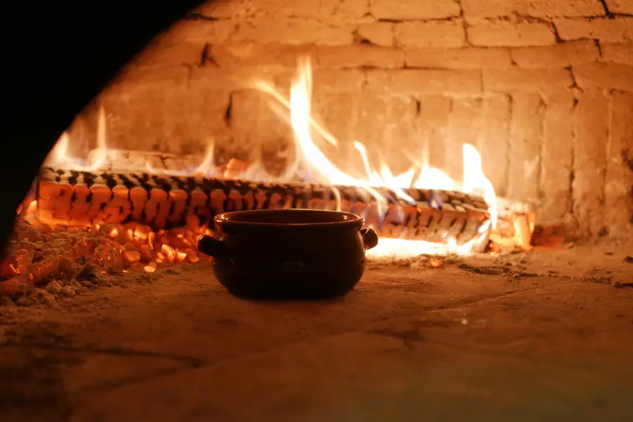 Il forno a legna acceso