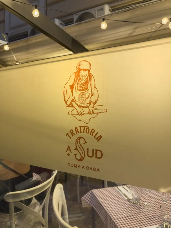 Il logo di aSud sulla parete del dehors